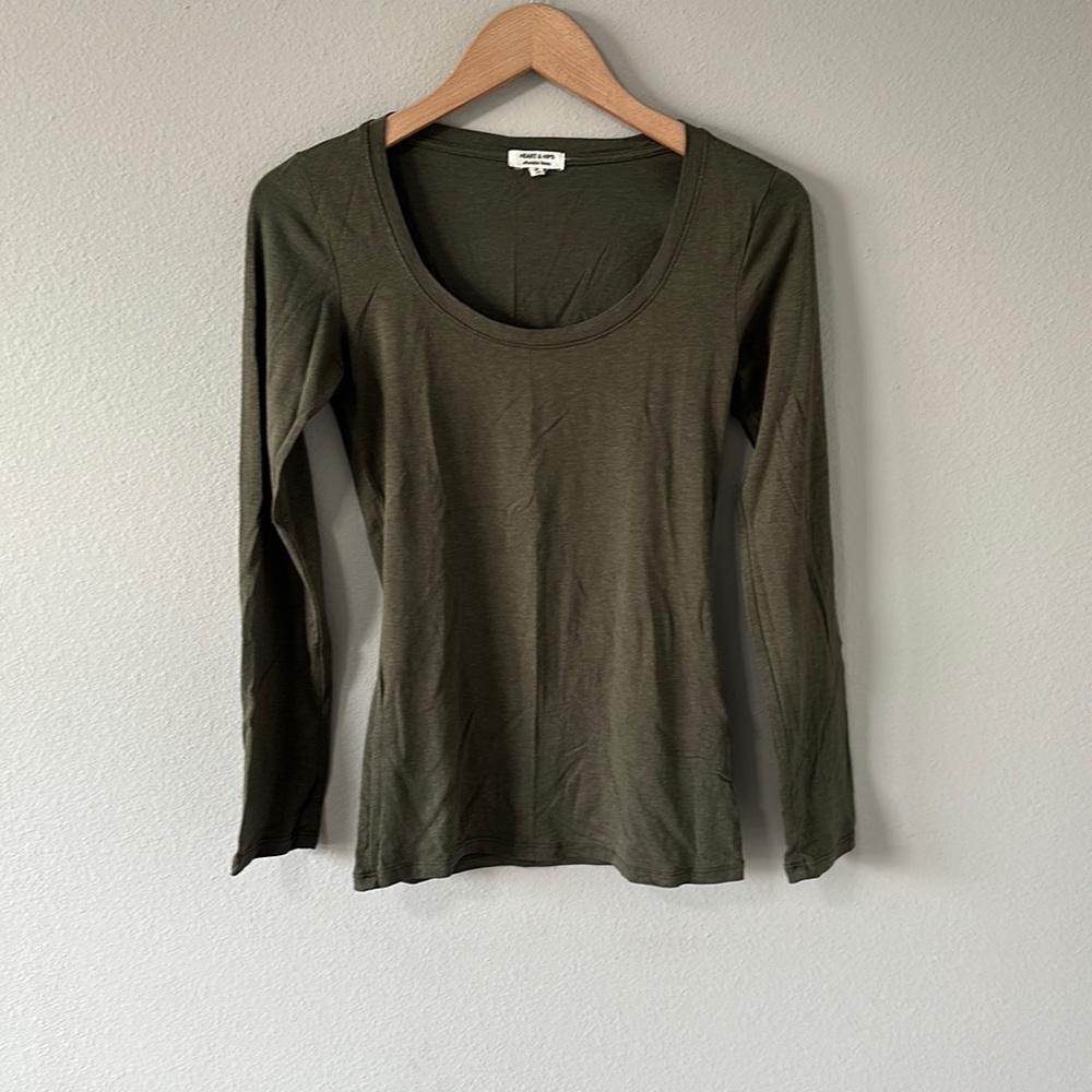 Hearts & Hips Green Affordable Luxury Scoop Neck Long Sleeve Tee Medium - Picture 2 of 12